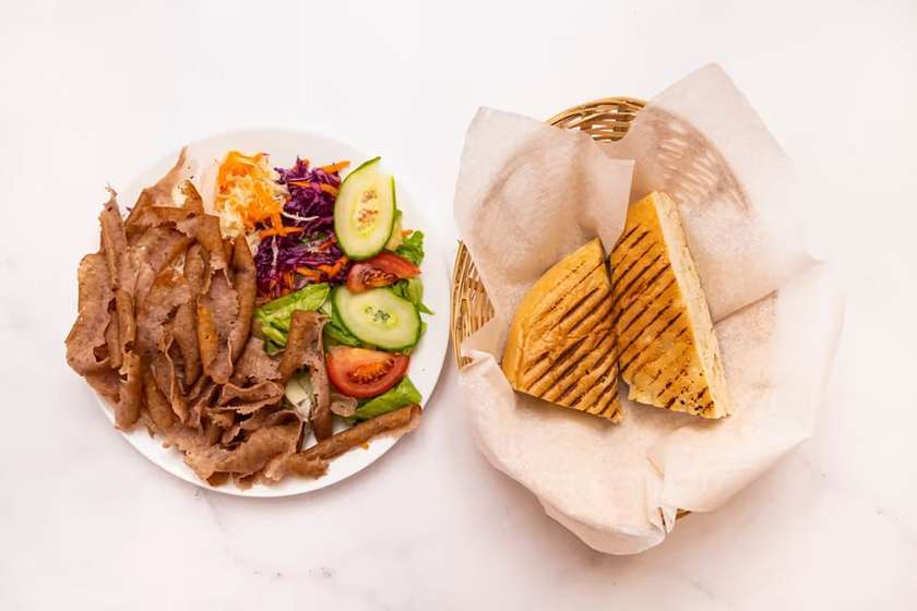 5. Kebab talíř s chlebem