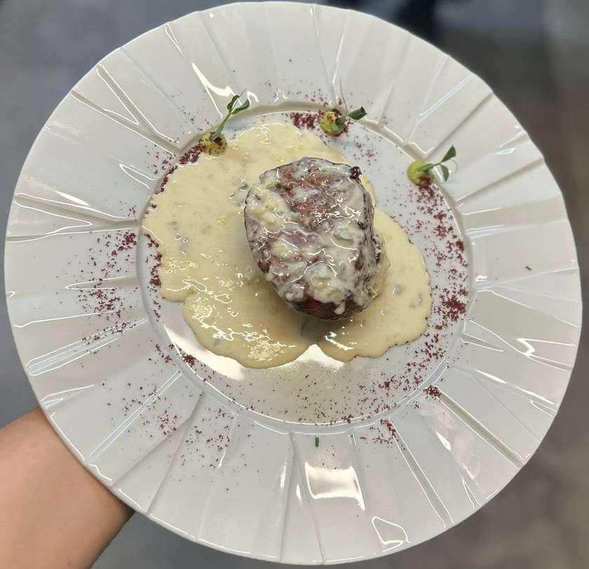 Beef tenderloin with gorgonzola