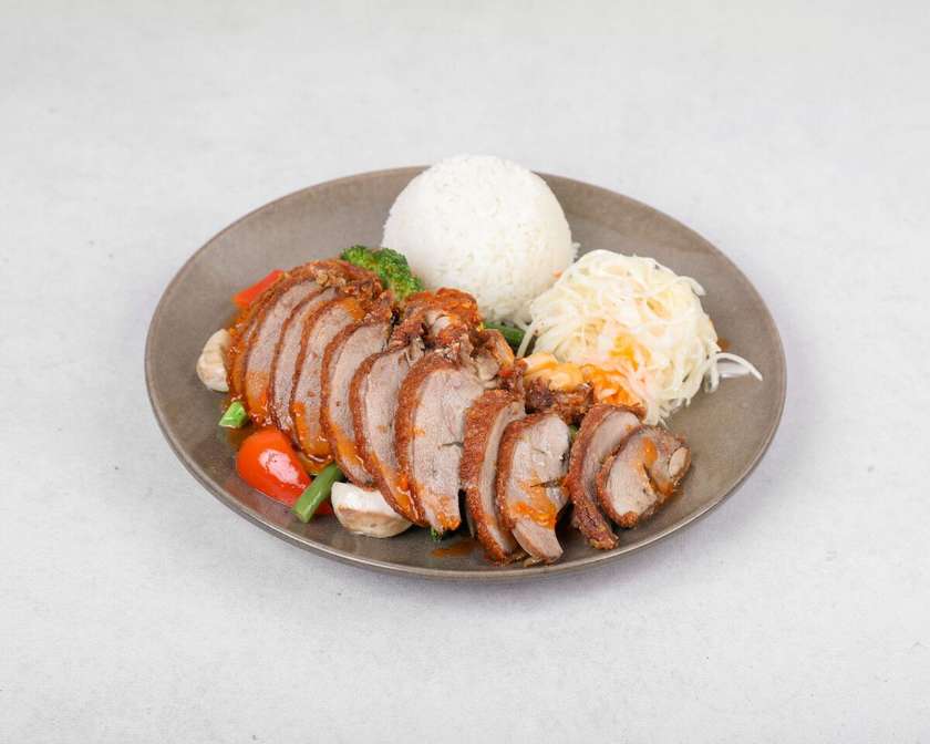 Kaczka Chrupiąca z Warzywami na Ostro