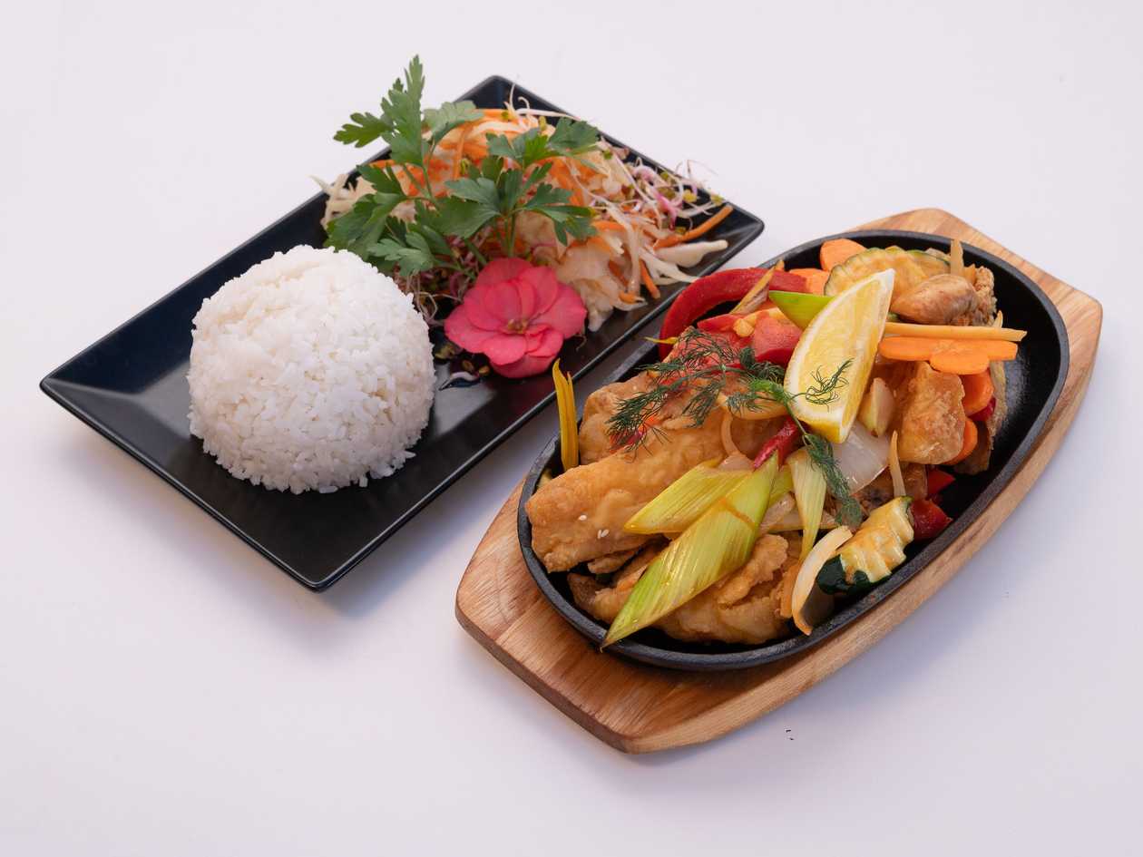 Ryba Pieczona w Sosie Azjatyckim