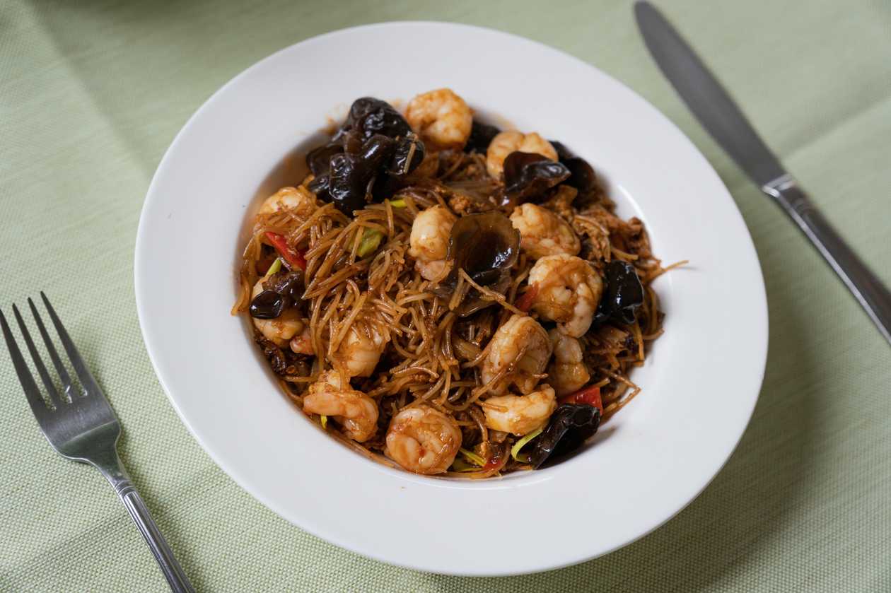 Fried Rice Noodles with Shrimp and Mushrooms