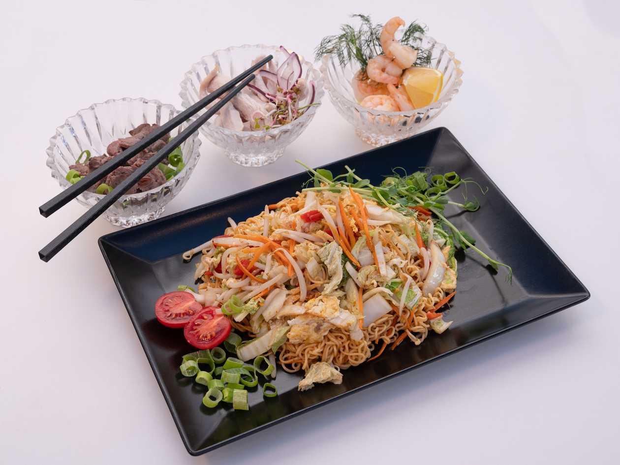 Makaron Smażony z Krewetkami i Warzywami