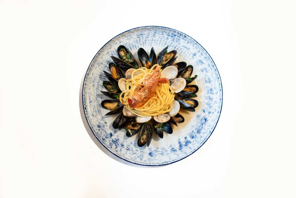 250 g. Allo scoglio: Bigoli (spaghetti) pasta, mussels, vongole, shrimp, white wine, onion, parsley. (1, 2, 3)