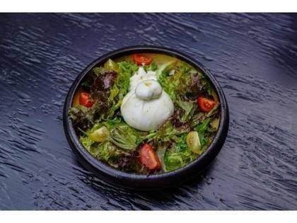 Salad with burratina and spicy honey