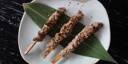 Beef skewers in sesame sauce