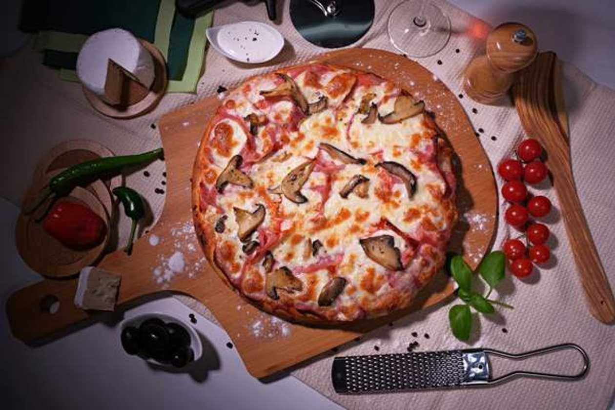 Pizza Prosciutto E Funghi