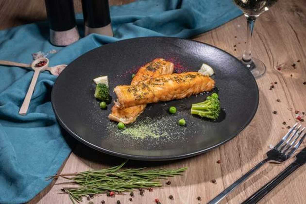 Grilled Salmon with Lemon Sauce