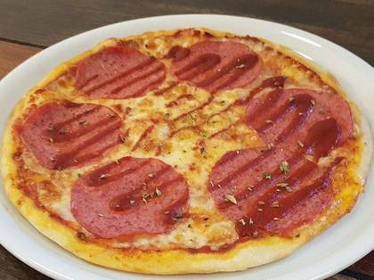 Salami pizza