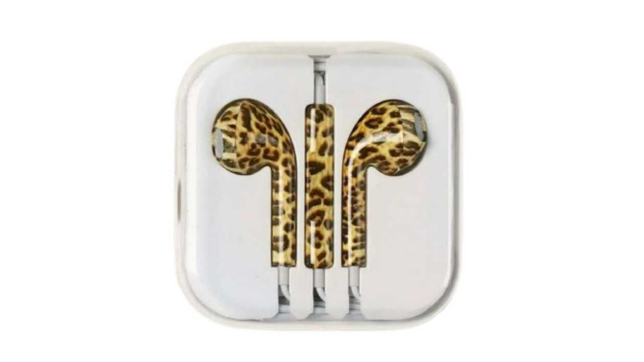 Wired headphones on aux/8