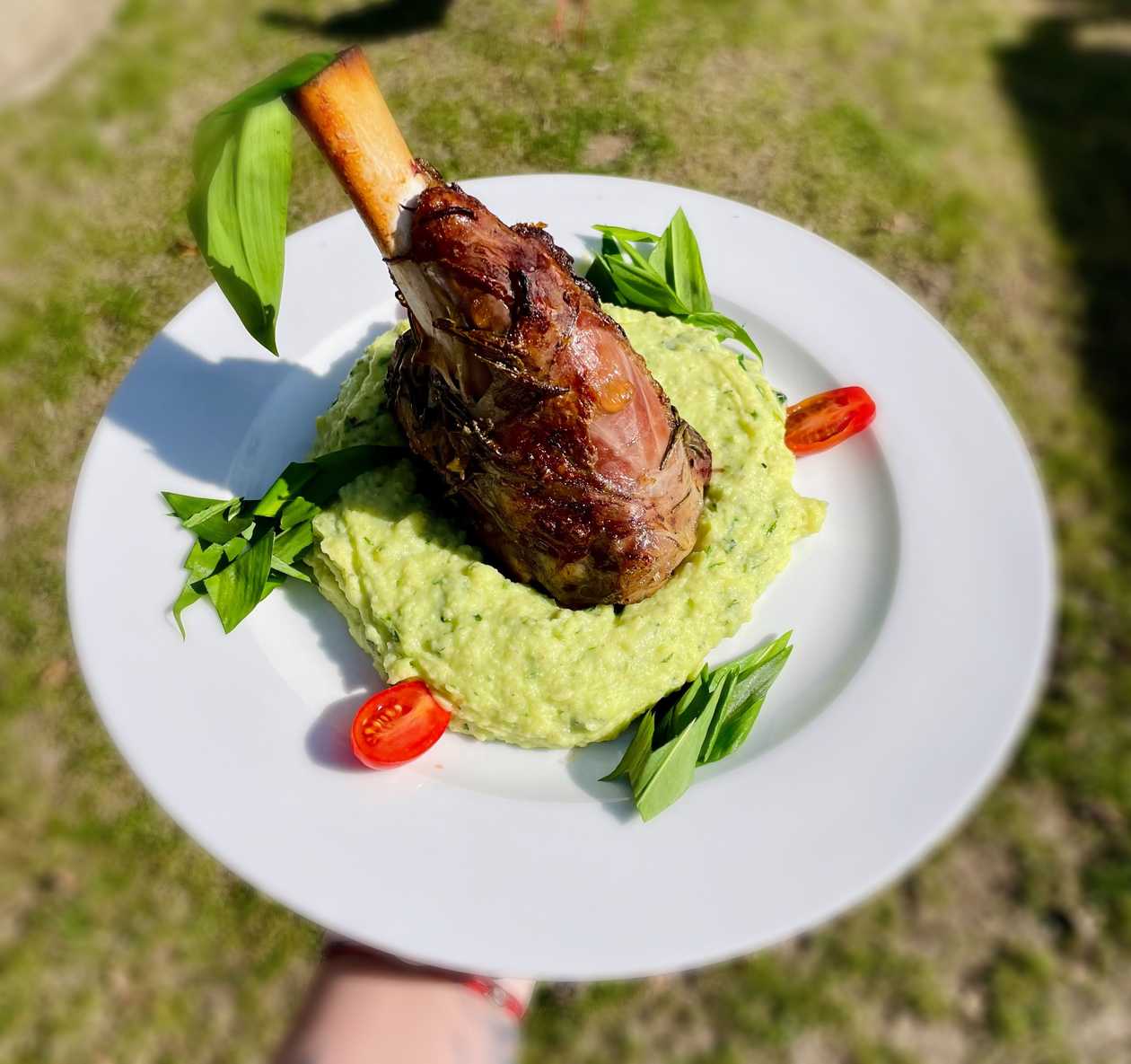 450g-550g	Jahňacie  pečené  kolienko zadné s demi glace omáčkou