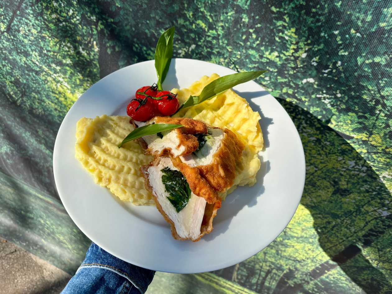 160g+ Vyprážané  kuracie  prsia v trojobale plnené mozzarellou a medvedím cesnakom