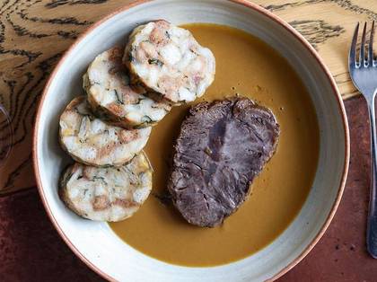 Sirloin in cream of peeled beef shoulder with Carlsbad dumplings