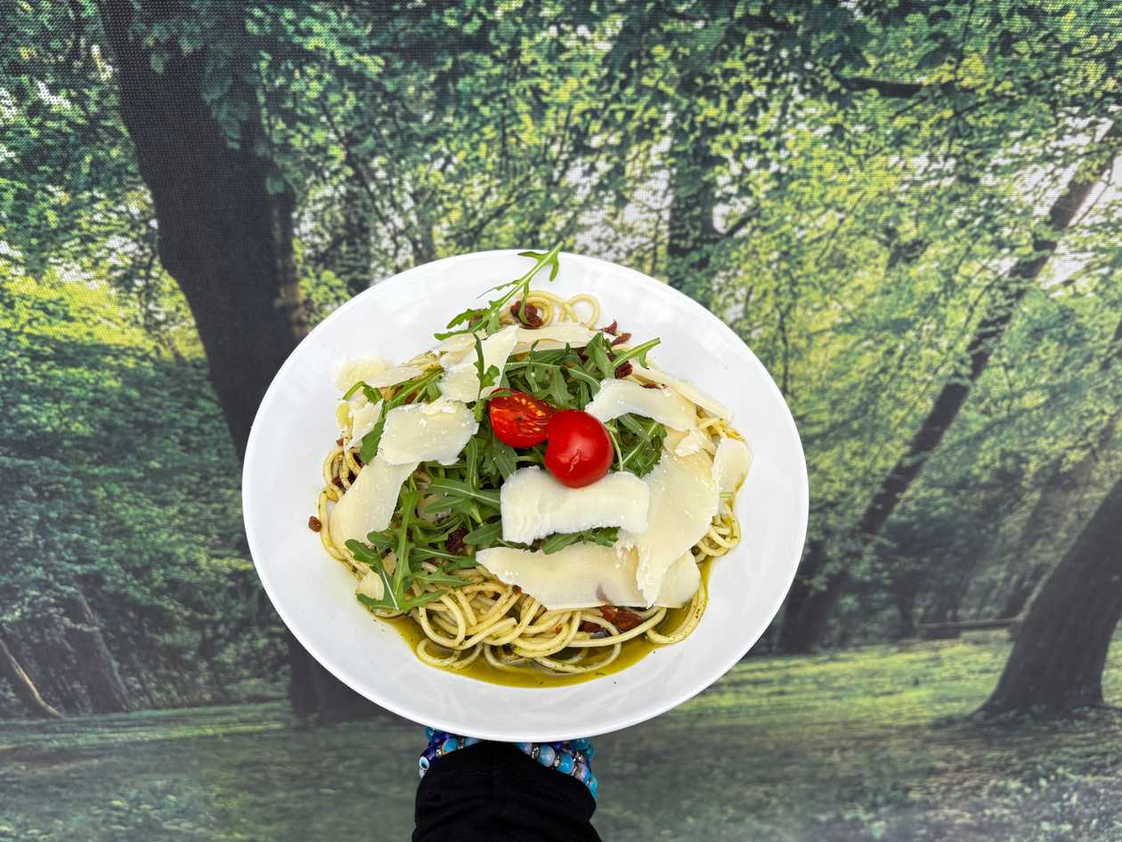 350g+  Špagety s medvedím  cesnakom so sušenými paradajkami a rukolou, hobliny parmezánu