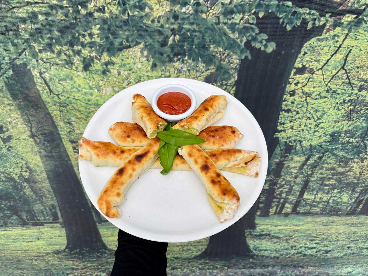 350g+	Pizza  štangle  plnené s mozzarelou a pestom z medvedieho cesnaku