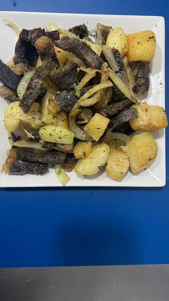 carne de sol acebolada e mandioca