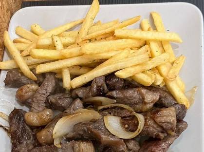 picanha acebolada com batata frita e pão na chapa