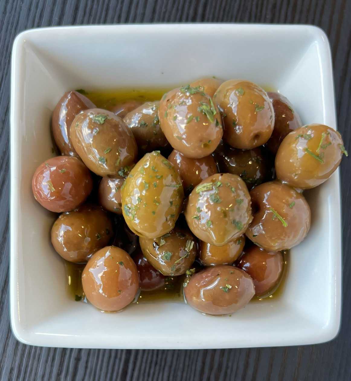 azeitona ao azeite e ervas da casa