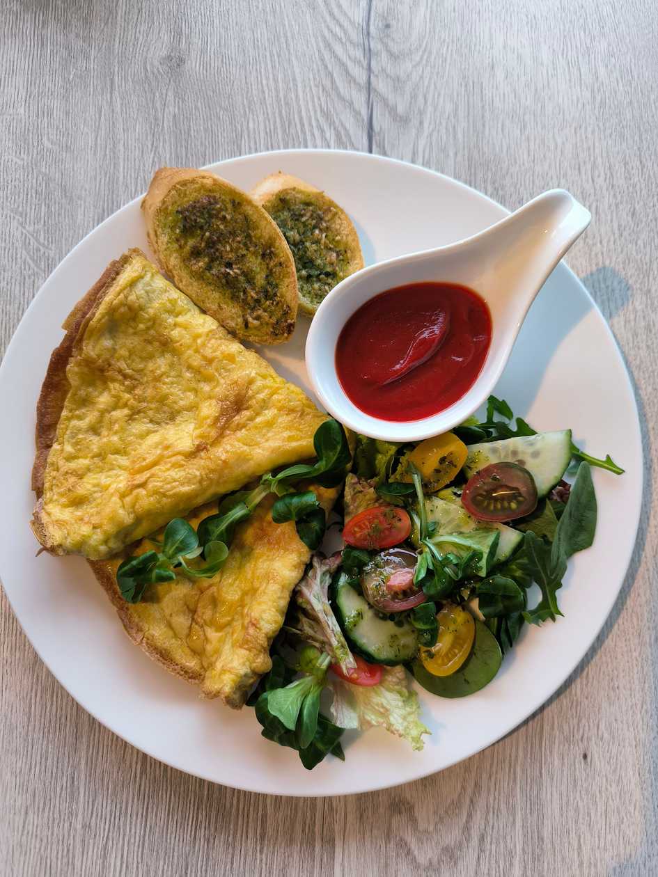 Omletas su šviežiomis daržovėmis