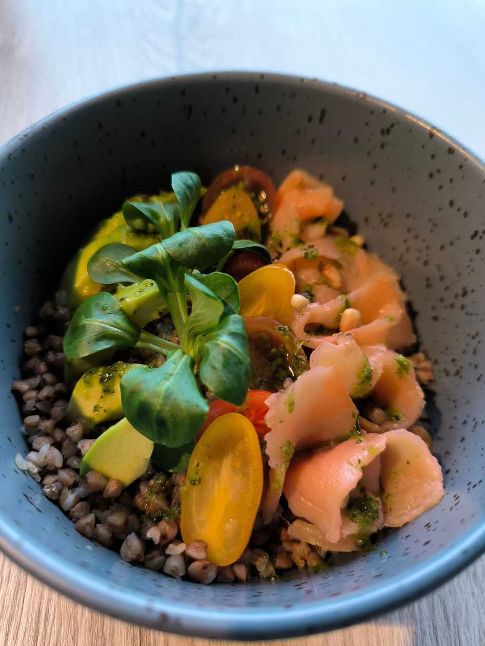 Grikių dubenėlis "Bowl" su sūdyta lašiša ir be lukšto virtu kiaušiniu