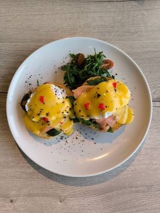 Benedikto kiaušiniai su sūdyta lašiša