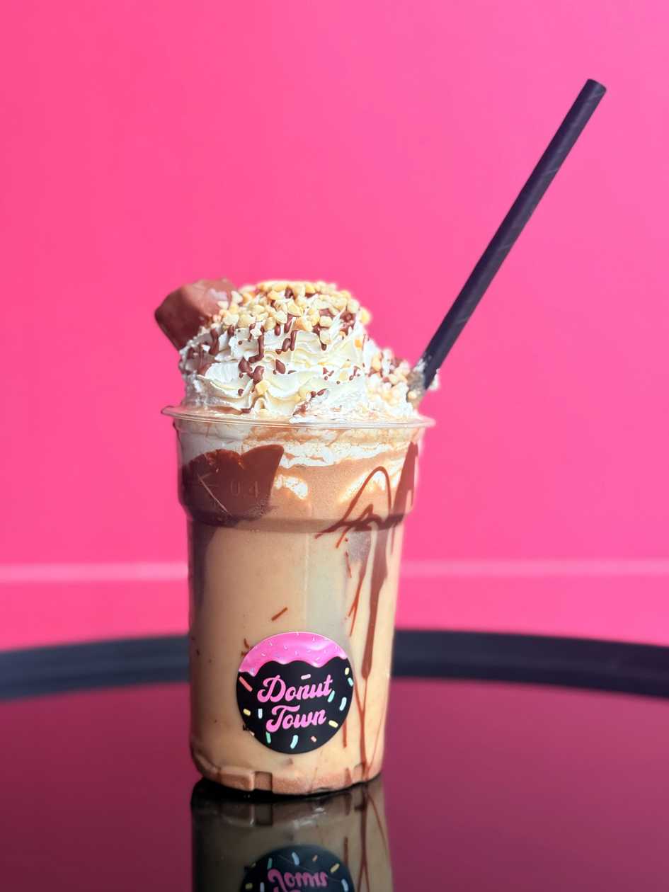 Donut town special snickers milkshake 🍫🤎