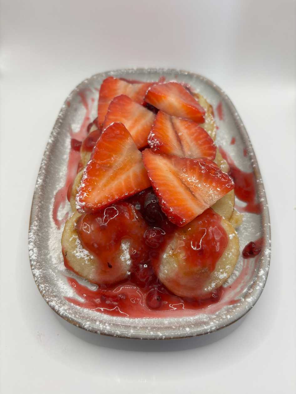 Minipancakes with hot forest fruit, strawberries and mascarpone