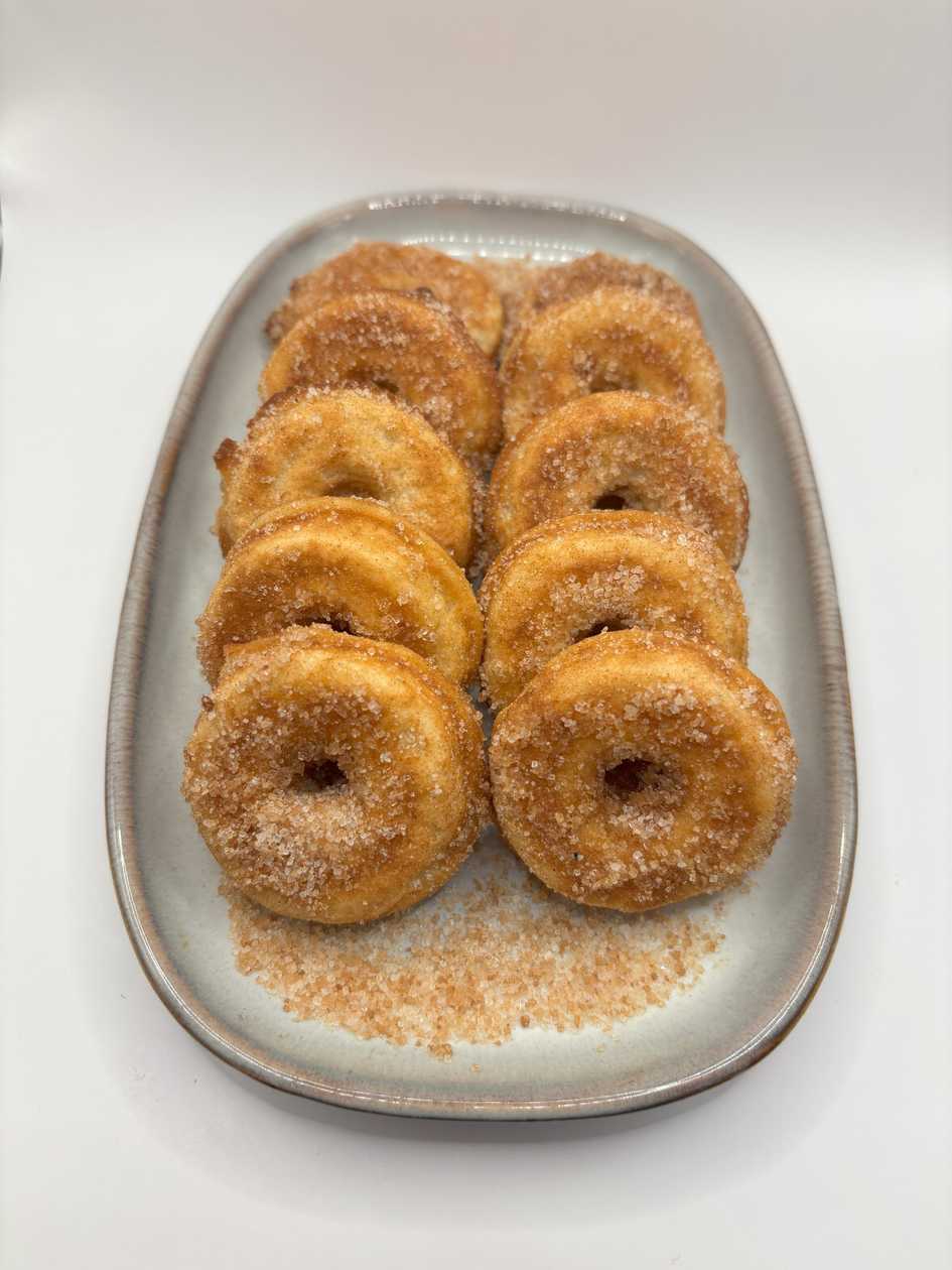 Minidonutky obalené ve skořicovém cukru