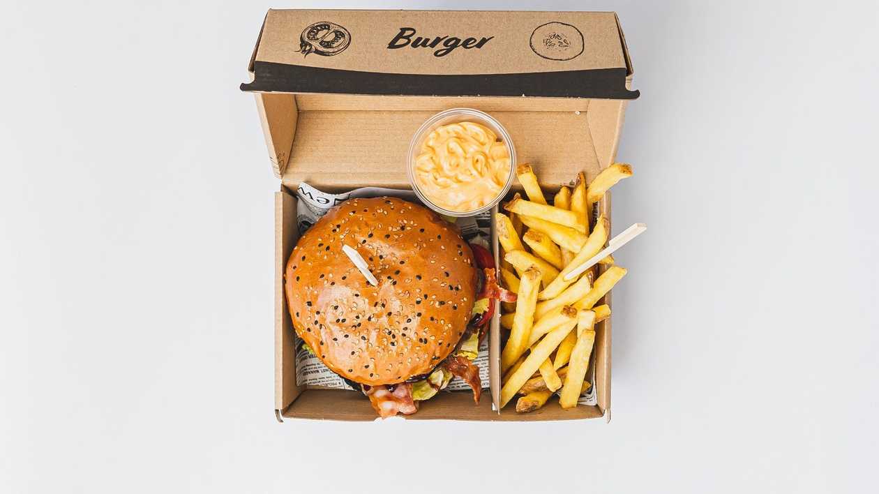 COMBO: Cheeseburger + Fries + Sauce