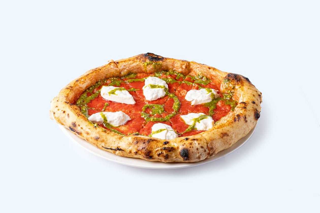 Pizza stracciatella and pesto