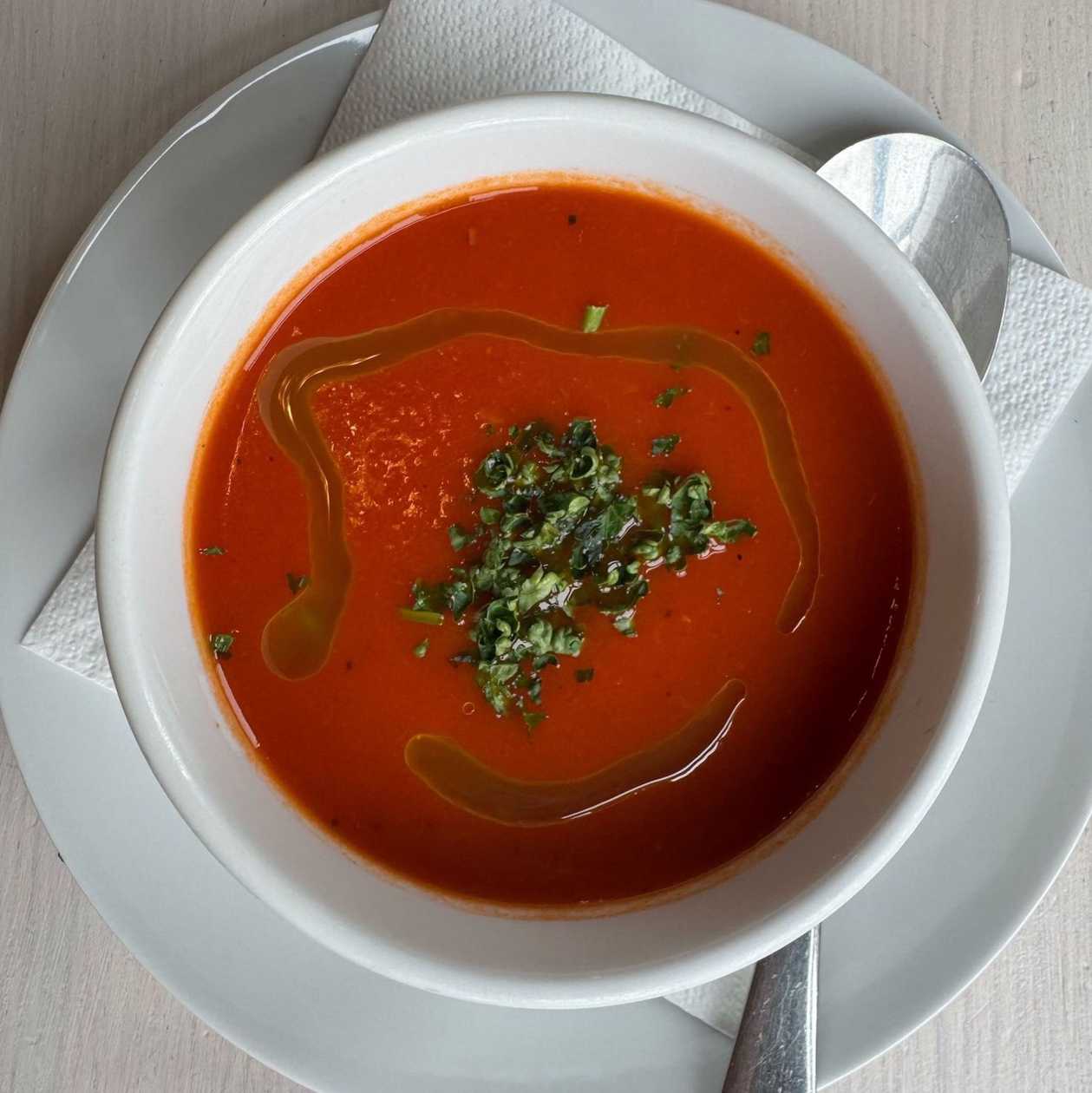 Tomatová polévka s mozzarelou a bazalkou