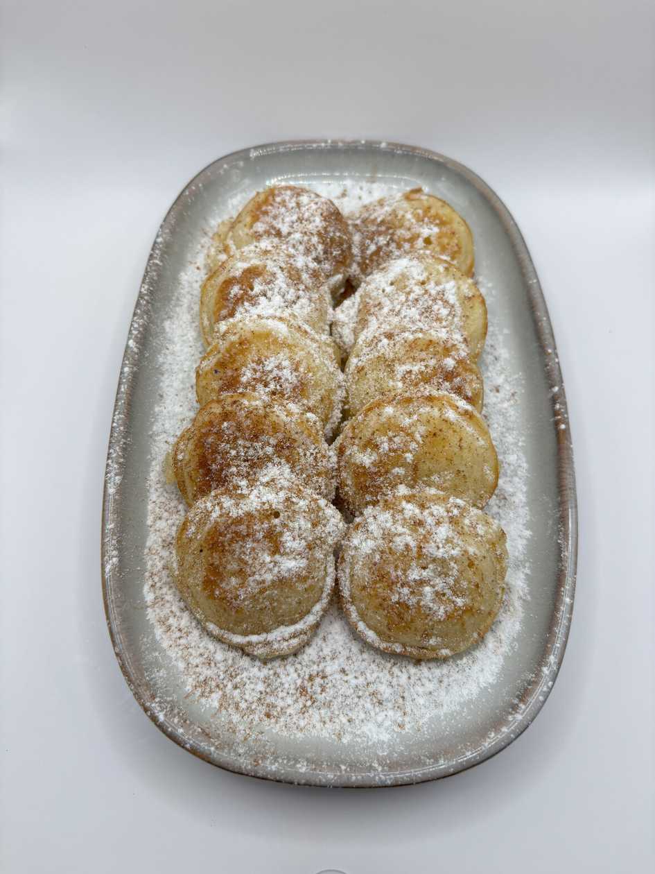 Minipancakes with icing sugar, butter, cinnamon and mascarpone