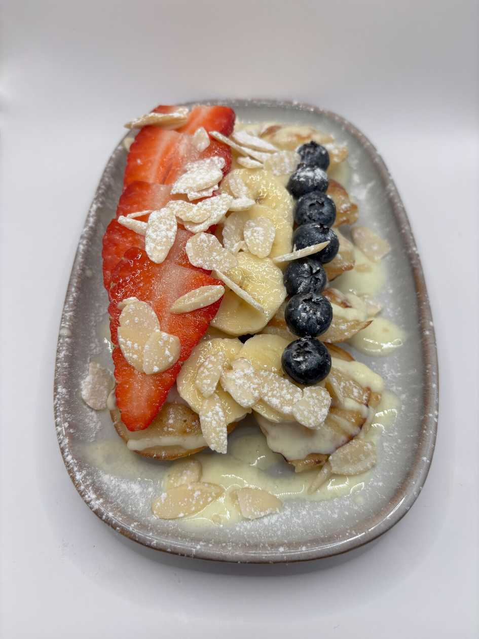 Minipancakes with vanilla cream, banana, strawberries, blueberries, almonds and mascarpone