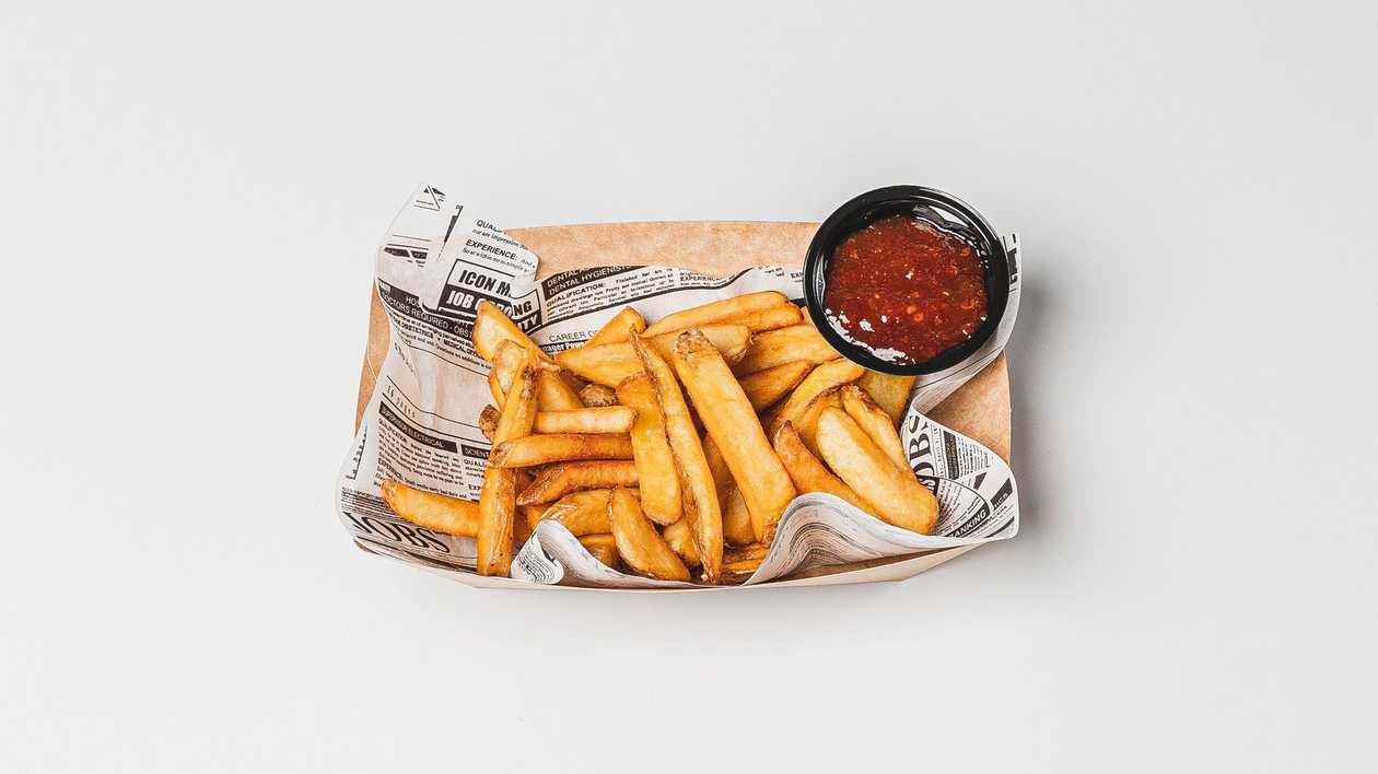Belgian fries with skin + sauce