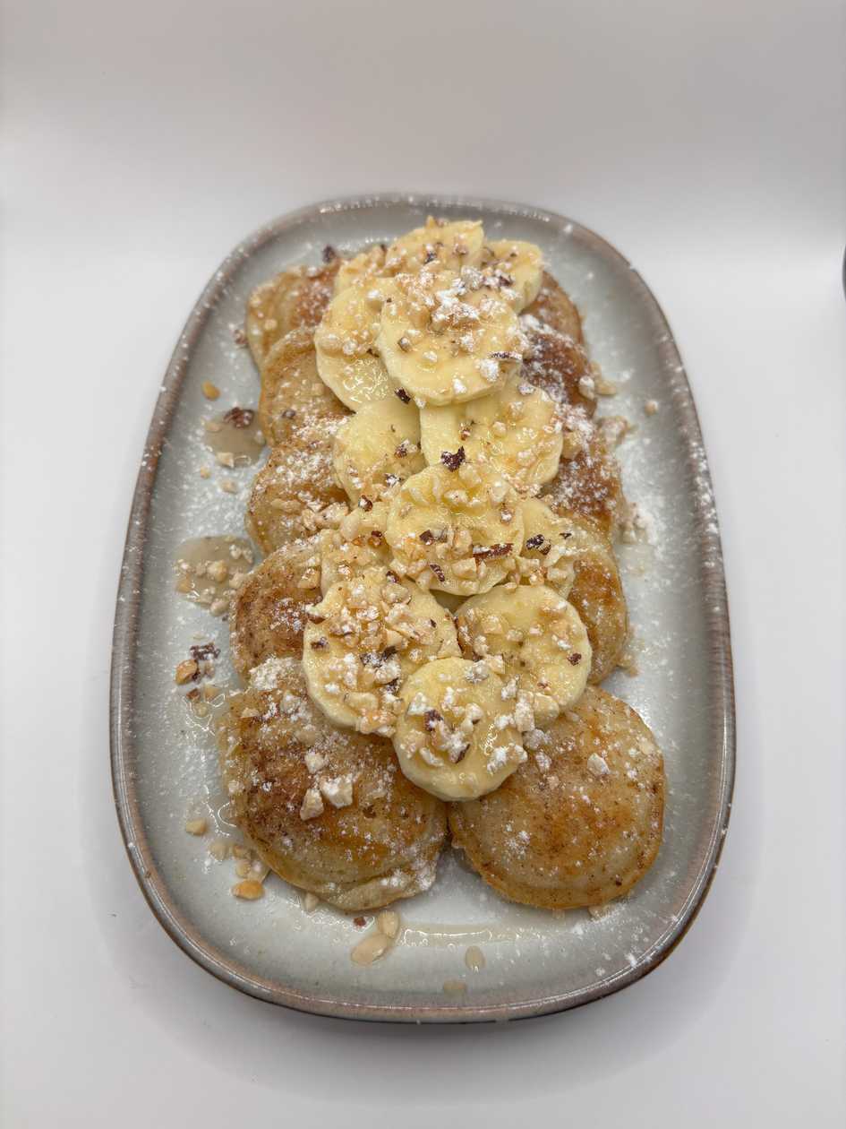 Minipancakes with maple syrup, banana, hazelnuts and marcarpone