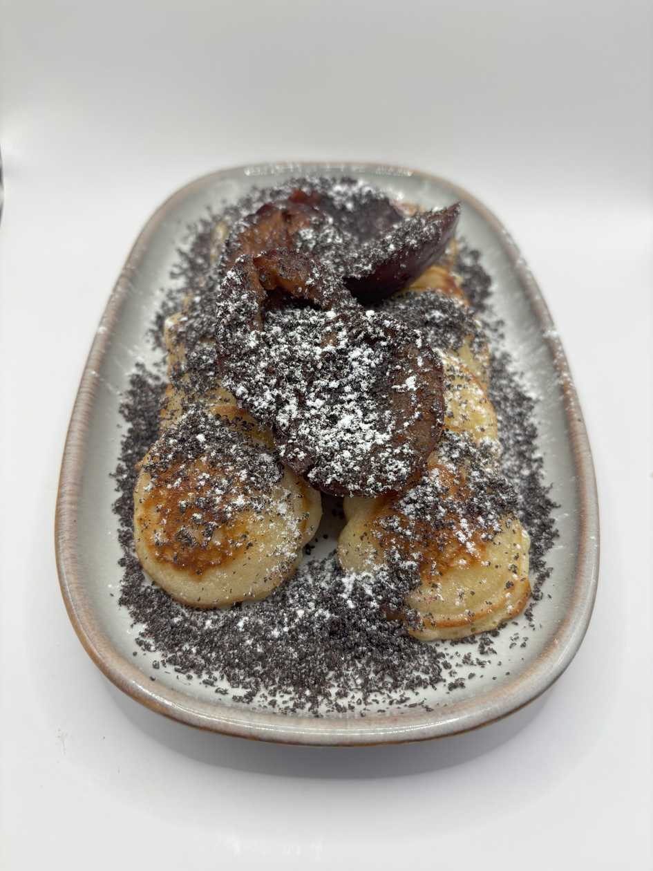 Minipancakes with hot plums, plum jam, poppy and mascarpone