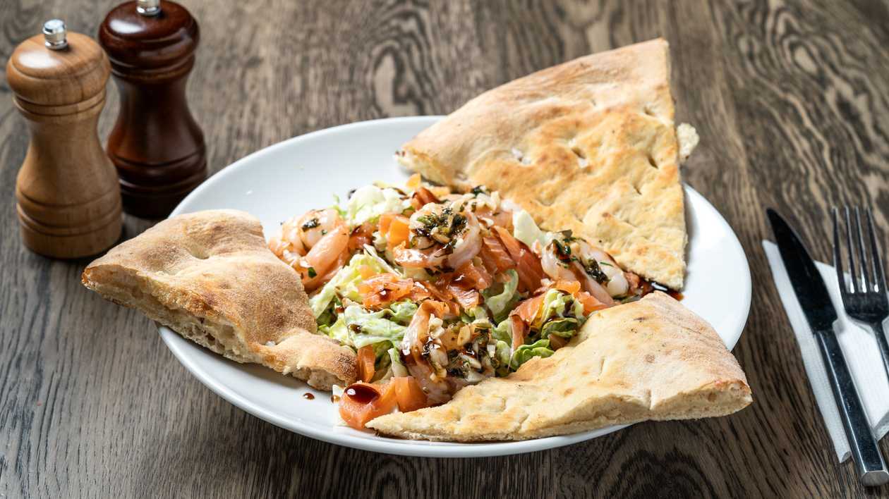Le Burger Salad with Smoked Salmon and Shrimp