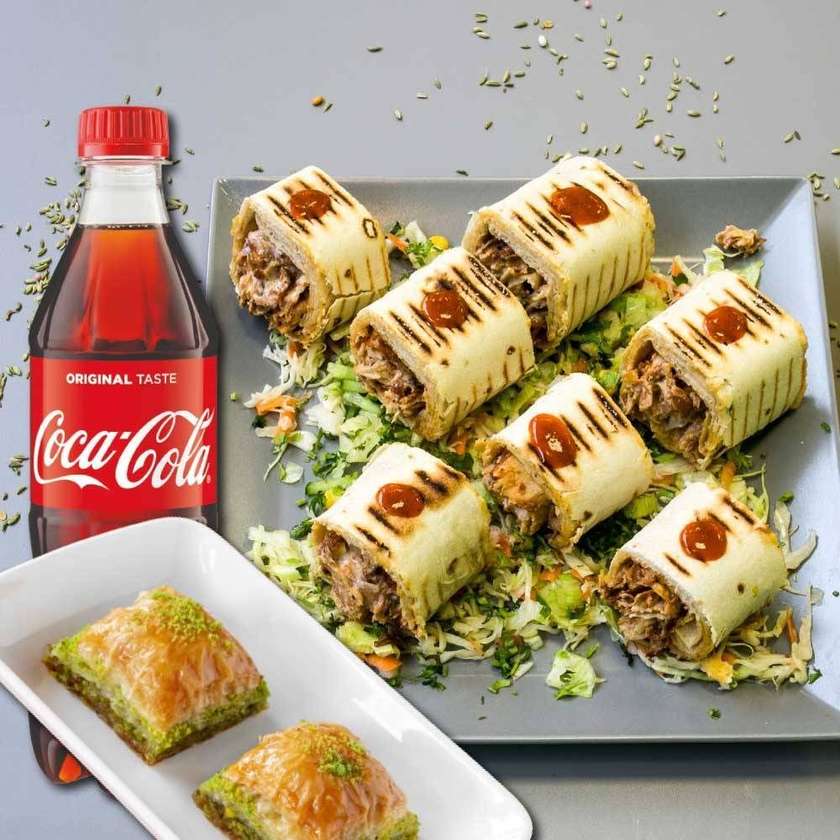 Spicy Roll kurczak + coca cola original 500 ml + baklawa (2 szt.)