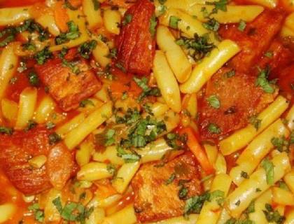 Mâncare de Fasole Galbenă cu Carne de Porc