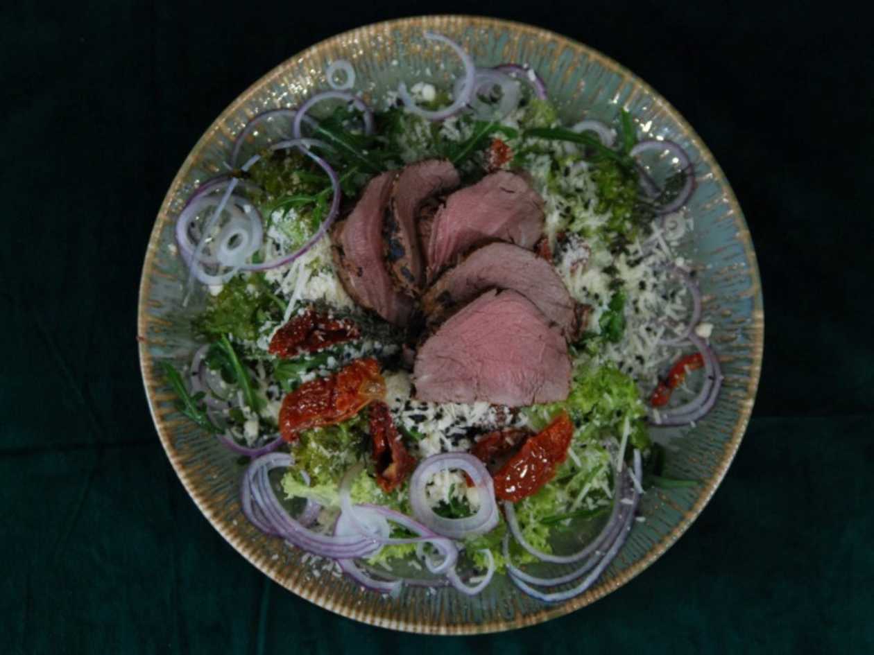 Теплий салат з телятиною