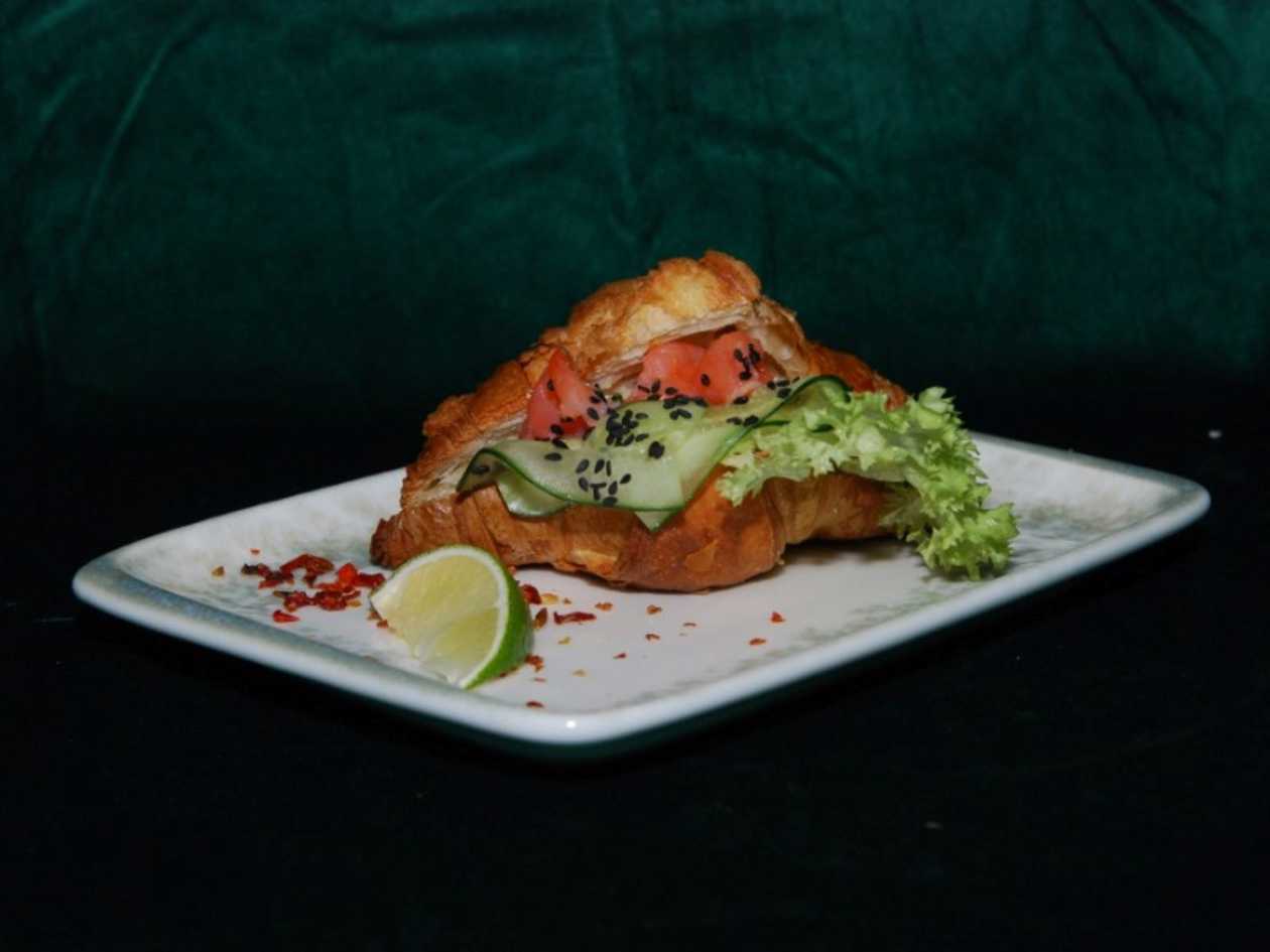 Круасан з лососем