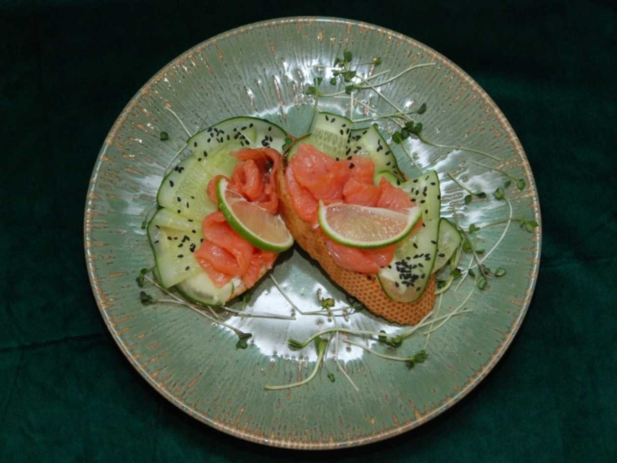 Брускетта з лососем