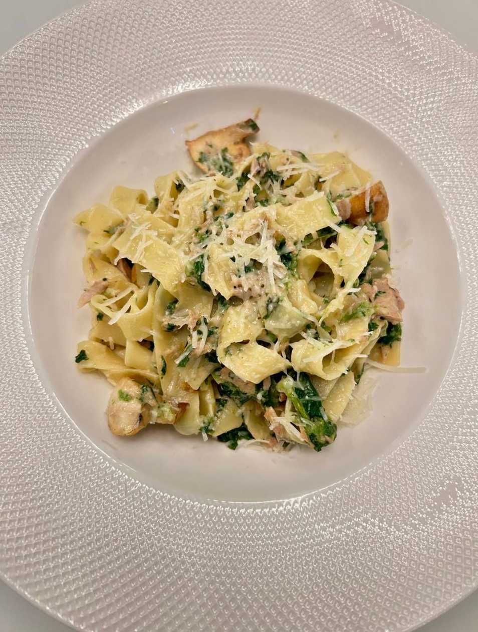 Паста зі шпинатом, грибами і консервованим тунцем