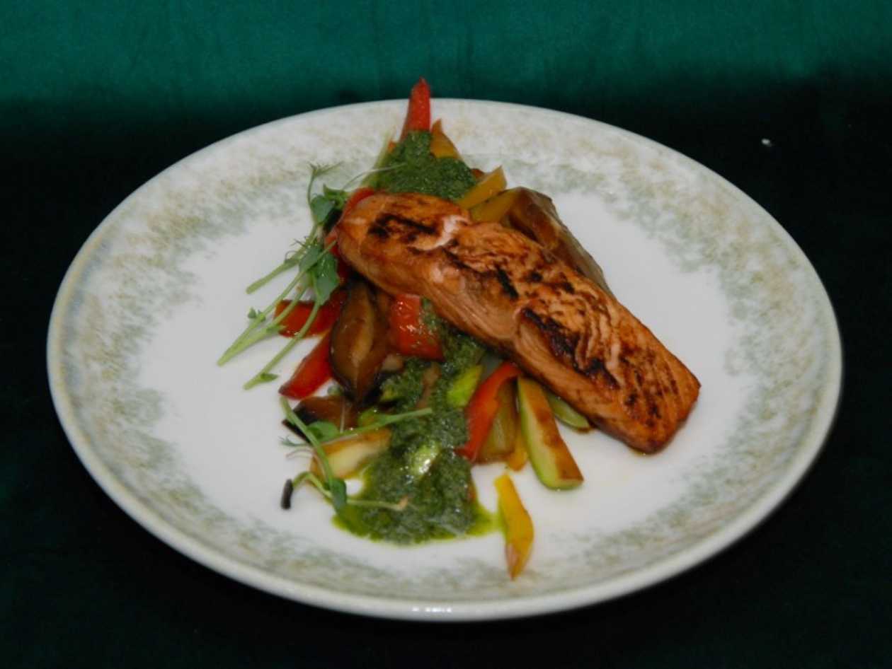 Лосось з овочами