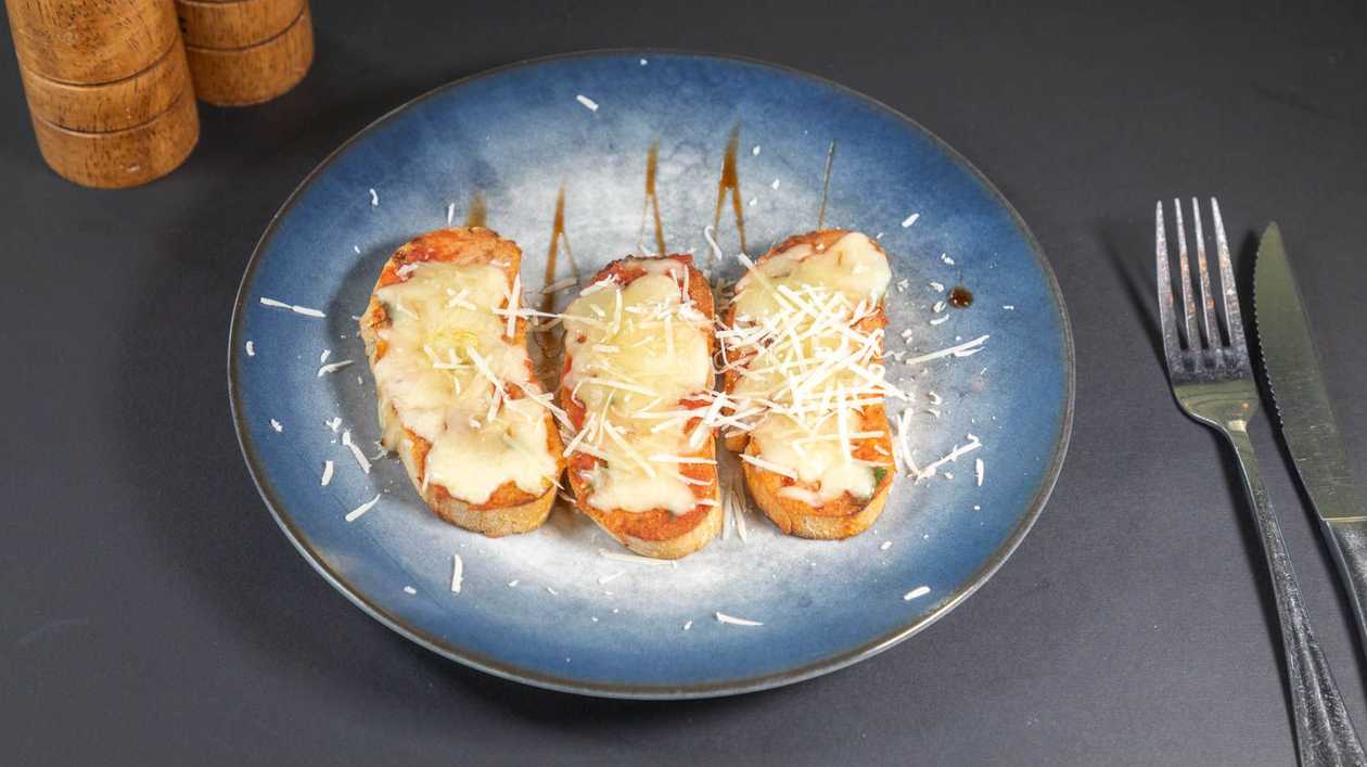 Trio Formaggi Pomodoro Bruschetta