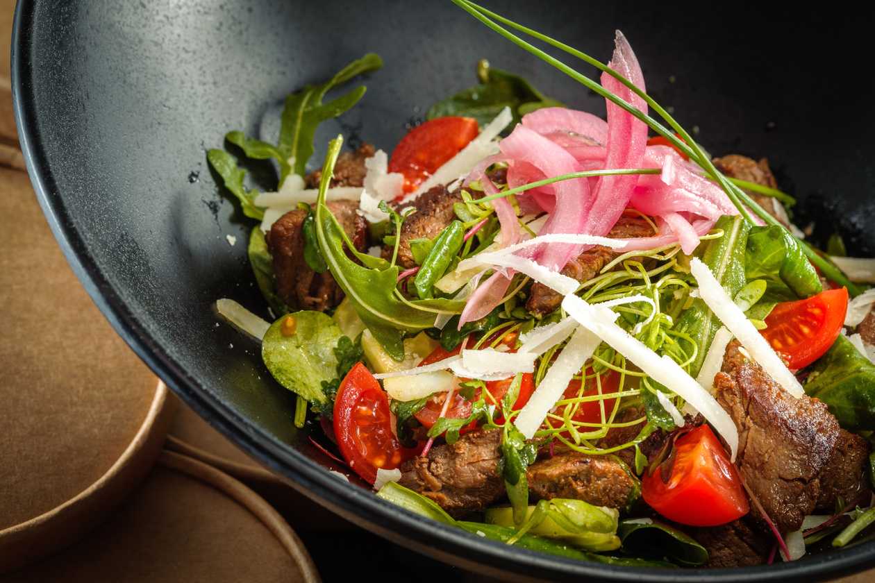 Mixed salad with wok beefsteak
