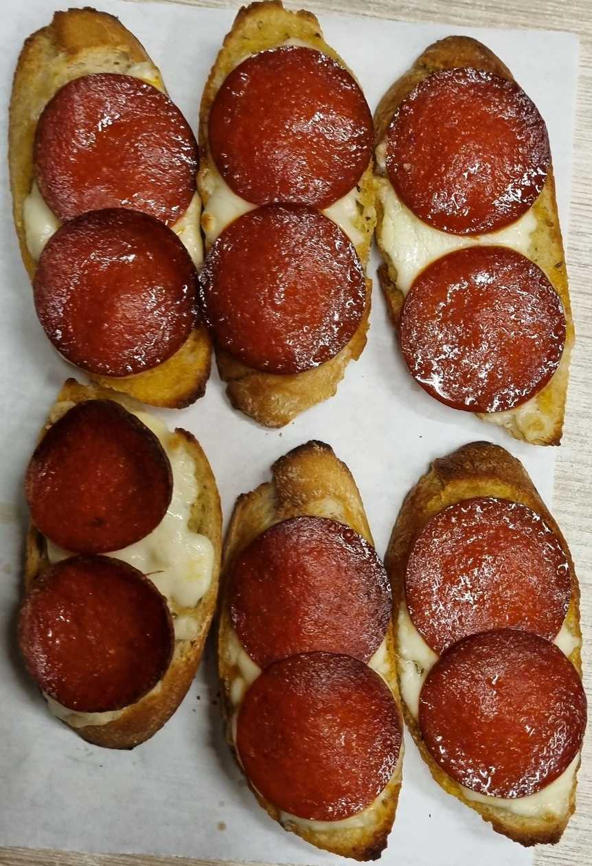 Pieczywo Czosnkowe z Serem i Dodatkiem