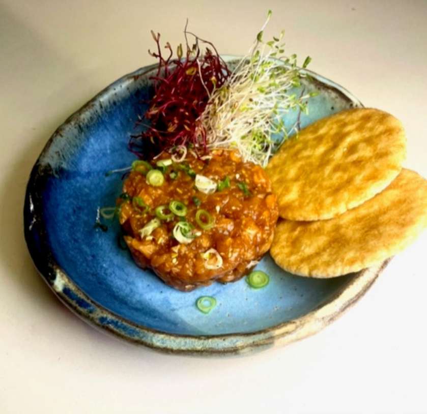 Salmon tartare (100g), chips