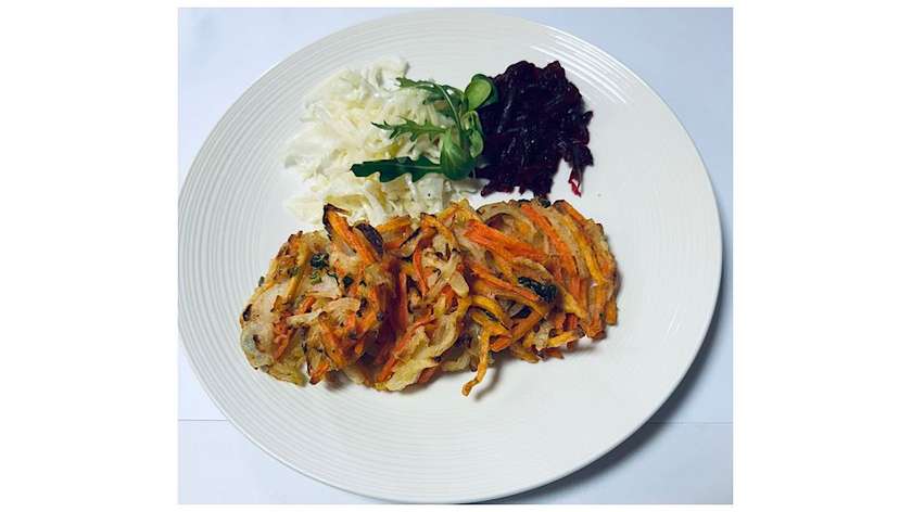 Daržovių blyneliai tempuroje (batatai, svogūnai, morkos)