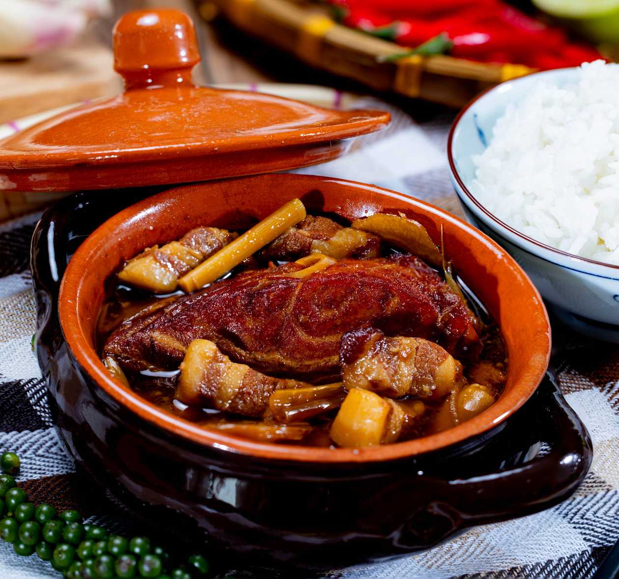 File de somon in inabusit cu fleica de porc, servit cu orez