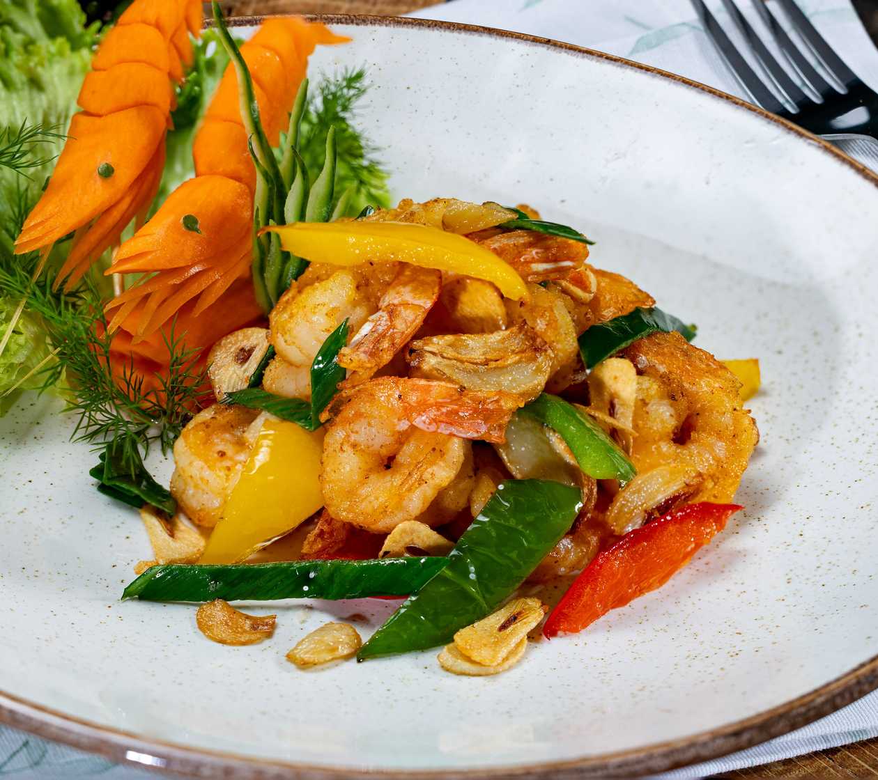 Creveti prajit in wok cu usturoi